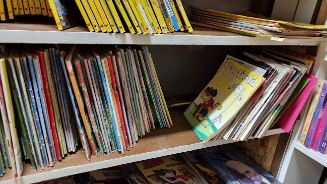 Police sa stripovima i knjigama u antikvarijatu Ex Libris